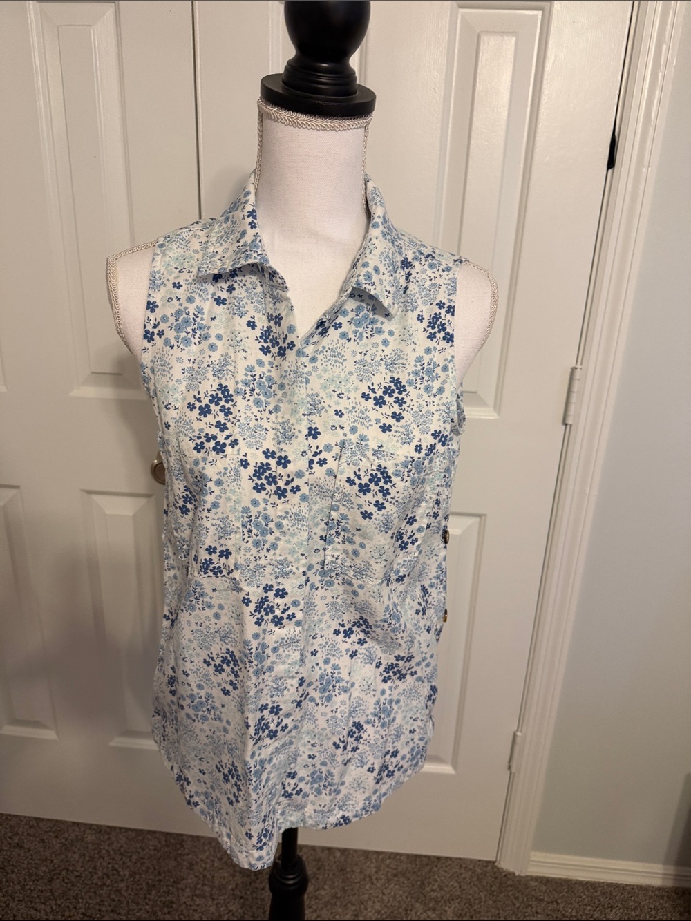 Sleeveless Button-Down Floral Shirt in Light Blue - Women's Top